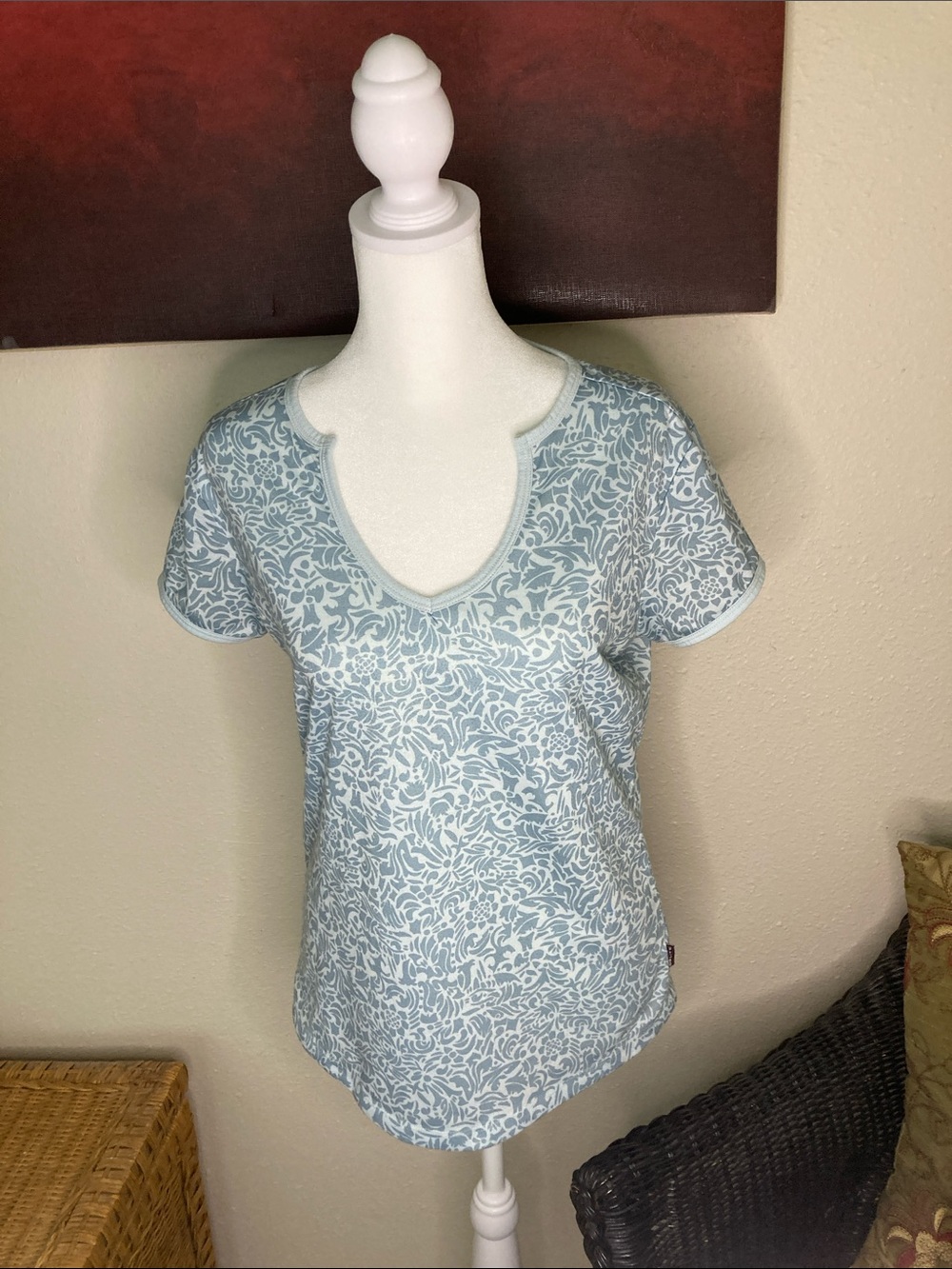 GoLite Women's Medium Blue Floral Jersey V-Neck Short Sleeve T Hidden Zip Pocket